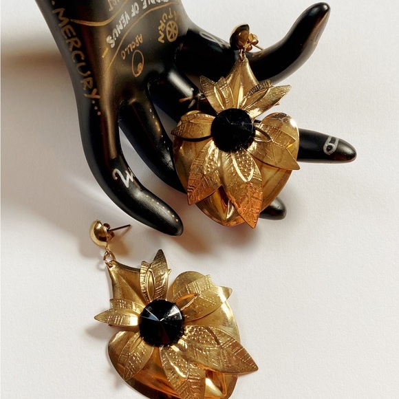 Vintage 1970s Flower Earrings With Midnight Black Stone Center - Picture 6 of 7